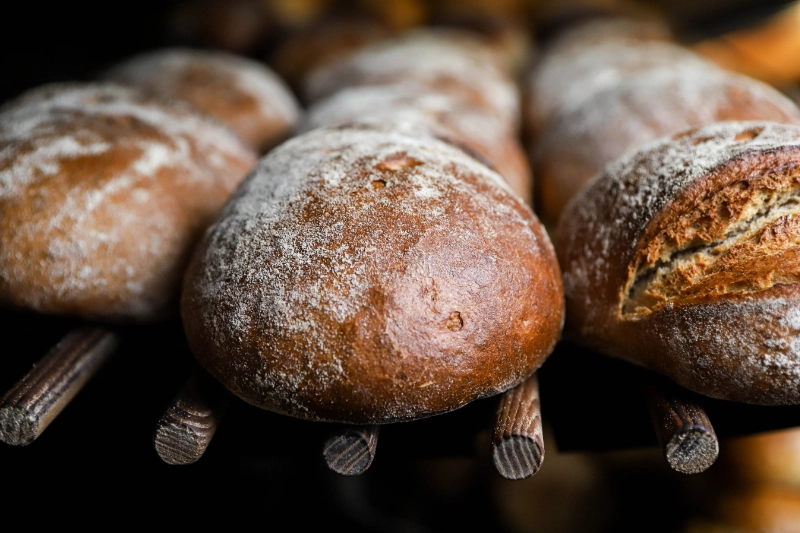 Frisch gebackene Brote und knusprige Semmeln der Bäckerei Weindl in Krumbach