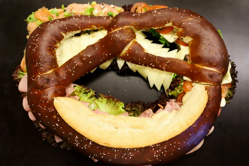Individuell belegte Riesenbreze für Feiern und Veranstaltungen der Bäckerei Weindl